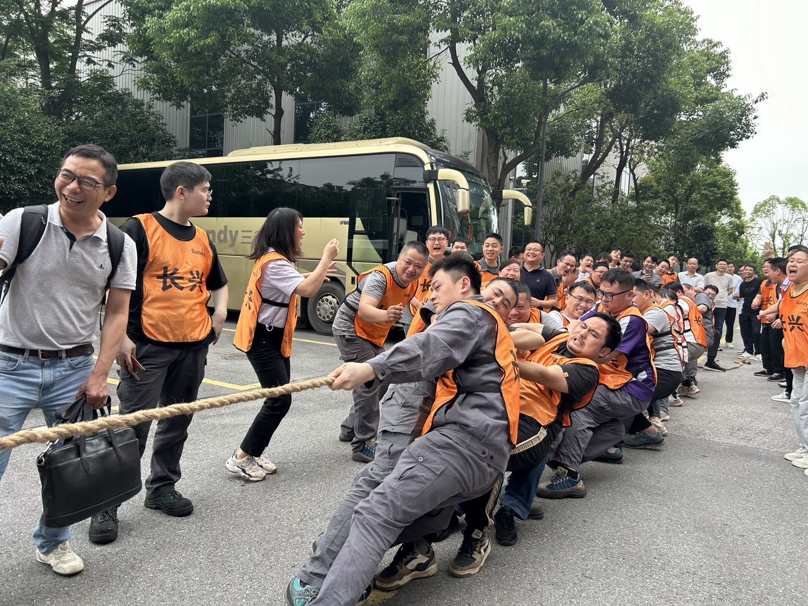 加油！加油！凝“绳”聚力，“太阳成集团tyc33455ccwww杯”首届拔河比赛火热开赛